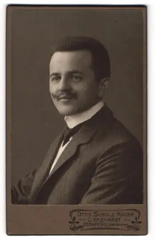 Fotografie Otto Schulz Nachf., Osnabrück, Portrait junger Herr im Anzug mit Krawatte und Schnurrbart