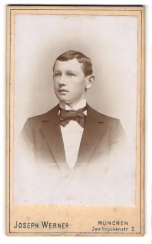 Fotografie Joseph Werner, München, Portrait dunkelhaariger Bube in Fliege und Jackett