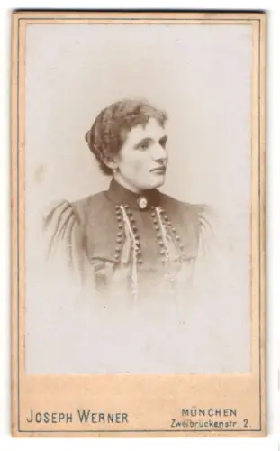 Fotografie Joseph Werner, München, Portrait elegant gekleidete Dame mit Brosche am Blusenkragen