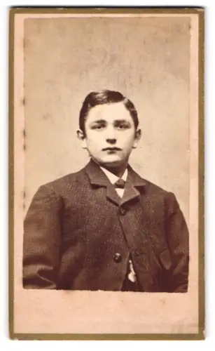 Fotografie unbekannter Fotograf und Ort, Portrait niedlicher Bube mit Fliege im Jackett
