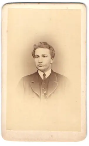 Fotografie unbekannter Fotograf und Ort, Portrait junger Mann in Anzug