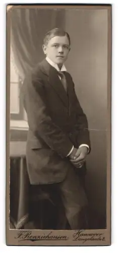 Fotografie F. Renziehausen, Hannover, Portrait Knabe in Anzug mit Hemd mit Stehkragen