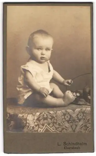Fotografie L. Schindhelm, Ebersbach, Portrait Säugling in Leibchen
