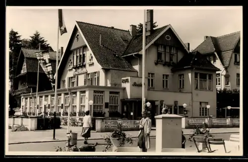 Foto-AK Travemünde, Am Hotel Seestern