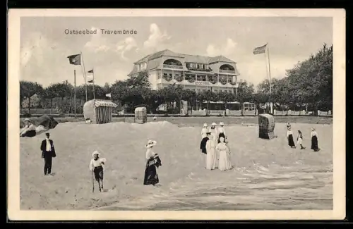 AK Travemünde, Partie am Strand mit Ostsee-Hotel