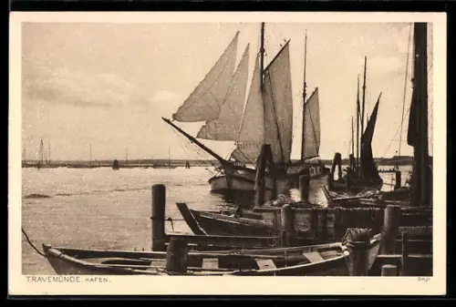 AK Travemünde, Hafenblick, Segelschiffe am Anleger
