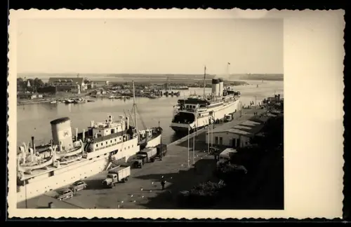 Foto-AK Travemünde, Zwei Dampfer am Hafen