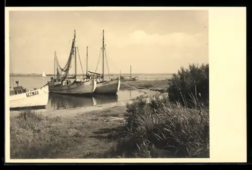 AK Travemünde, Drei Segelschiffe am Ufer