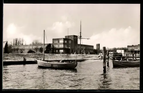 AK Travemünde-Priwall, Schiffsjungenschule, Am Bootssteg
