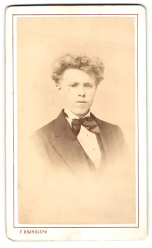 Fotografie F. Brandseph, Stuttgart, Marienstrasse 36, Porträt eines jungen Mannes