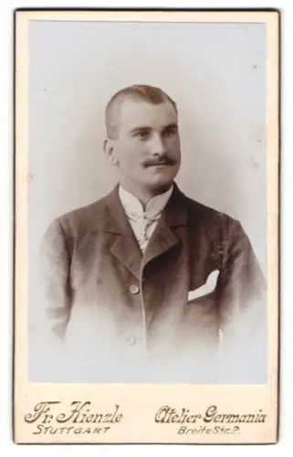 Fotografie Fr. Kienzle, Stuttgart, Breite Strasse 2, Porträt eines Herrn im Sakko