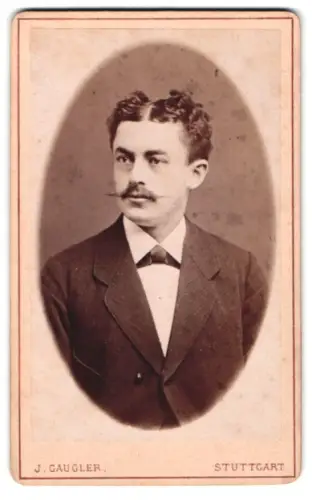 Fotografie J. Gaugler, Stuttgart, Calwerstr. 58, Porträt eines Herrn im Anzug