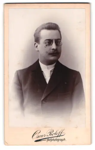 Fotografie Oscar Roloff, Berlin, Jerusalemerstr. 59, Porträt eines Herren mit Brille