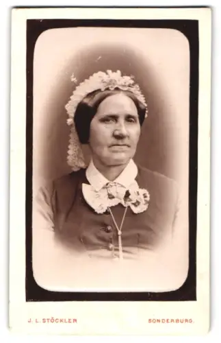 Fotografie J. L. Stöckler, Sonderburg, Gr. Rathausstrasse 6, Ältere Dame mit Haube