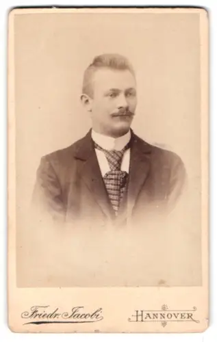 Fotografie Friedr. Jacobi, Hannover, Angerstr. 13a, Porträt eines Mannes mit Schnurrbart