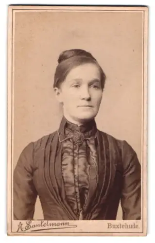 Fotografie August Santelmann, Buxtehude, Am Geestthor, Dame in eleganter Kleidung