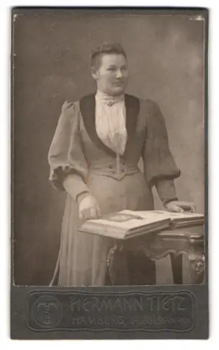 Fotografie Hermann Tietz, Hamburg, Gr. Burstah 12/14, Frau mit elegantem Kleid