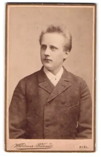 Fotografie Waldemar Renard, Kiel, Sophienblatt 18, Porträt eines jungen Mannes