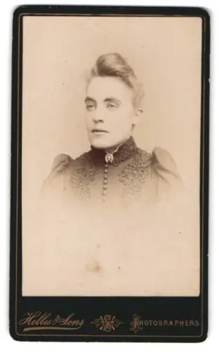 Fotografie Hellis & Sons, London, Regent Street 211, Porträt einer eleganten Dame
