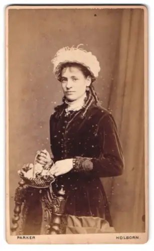 Fotografie W. G. Parker, Holborn, High Holborn 40, Frau mit Haube und Korb