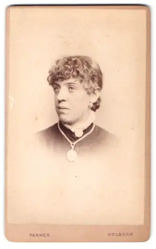 Fotografie W. G. Parker, Holborn, High Holborn 40, Porträt einer Frau mit lockigem Haar
