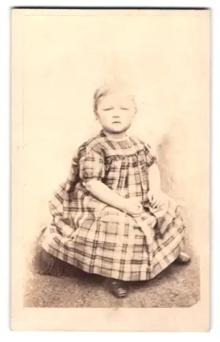 Fotografie Alex Dilger, Lichtenthal /Baden Baden, Porträt eines Kleinkindes in kariertem Kleid