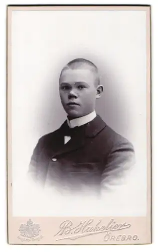 Fotografie B. Hakelier, Örebro, Porträt eines jungen Mannes