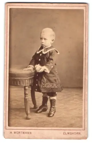 Fotografie H. Wortmann, Elmshorn, Neue Strasse 76, Kleinkind mit Ball an einem Tisch