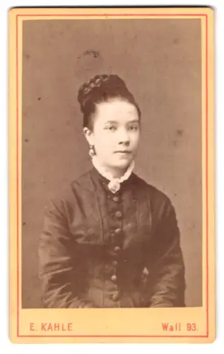 Fotografie E. Kahle, Bremen, Wall 93, Porträt einer Dame mit Ohrringen