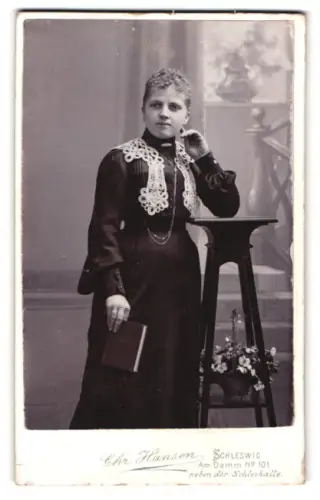Fotografie Chr. Hansen, Schleswig, Am Damm 101, Elegante Dame mit Buch