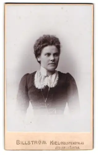 Fotografie Billström, Kiel, Holstenstrasse 43, Porträt einer jungen Frau
