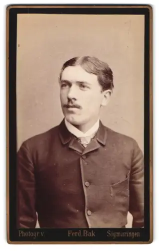 Fotografie Ferd. Bak, Sigmaringen, Elegantes Porträt eines Mannes