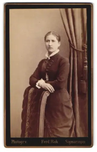 Fotografie Ferd. Bak, Sigmaringen, Elegante Dame an einem Sessel lehnend
