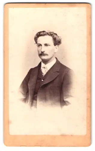 Fotografie Jean Picot, Ulm, Porträt eines eleganten Herrn