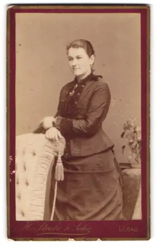 Fotografie H. Strube & Sohn, Löbau, Blumenstrasse 339, Dame in elegantem Kleid