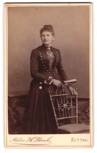 Fotografie Atelier H. Stube, Zittau, Lessingstrasse 14, Frau mit elegantem Kleid