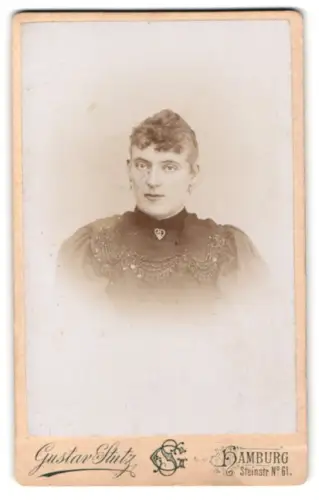 Fotografie Gustav Stutz, Hamburg, Steinstr. 61, Porträt einer Dame mit Brosche