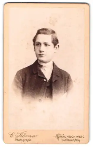 Fotografie C. Körner, Braunschweig, Hutfiltern 8, Porträt eines jungen Mannes