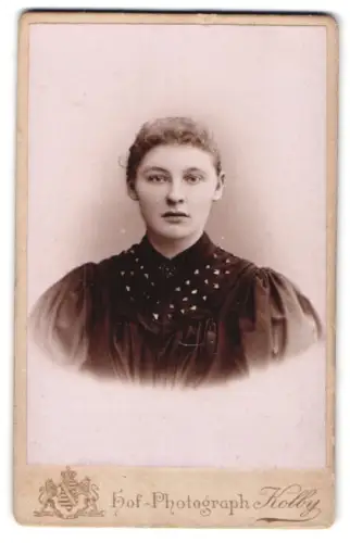 Fotografie Kolby, Plauen i. V., Reichs-Strasse, Porträt einer jungen Frau