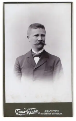 Fotografie Oscar Weicht, Hamburg, Wandsbeker Chaussee 212, Porträt eines Herrn mit markantem Schnurrbart