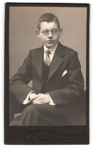 Fotografie R. Peihling, Hamburg, Hofweg 76, Porträt eines jungen Mannes mit Brille