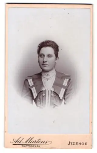Fotografie Ad. Martens, Itzehoe, Mühlenstrasse 5, Porträt einer Frau in eleganter Kleidung
