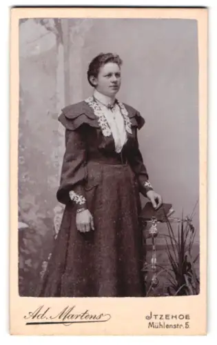 Fotografie Ad. Martens, Itzehoe, Mühlenstr. 5, Junge Frau im eleganten Kleid
