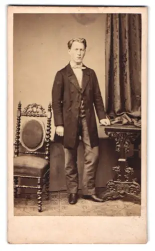 Fotografie unbekannter Fotograf und Ort, Eleganter Herr im Atelier