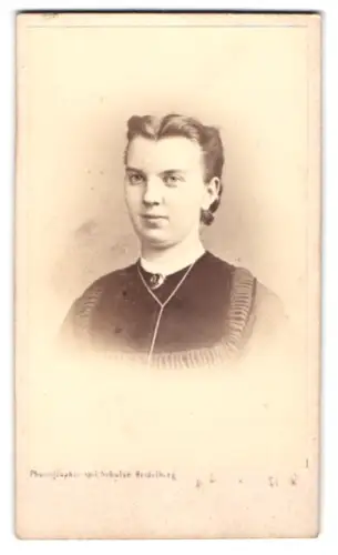 Fotografie J. Schulze, Heidelberg, Anlage 25, Porträt einer jungen Frau