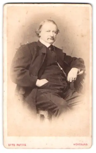 Fotografie Otto Patzig, Würzburg, unteres Mainquai, Herr in eleganter Pose