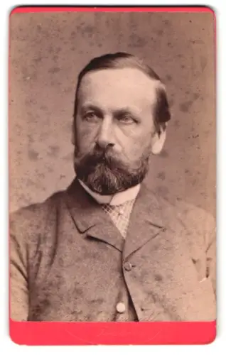 Fotografie Koopmann, Uetersen, Ernster Herr mit Bart im Porträt