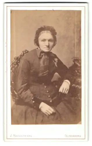 Fotografie J. Mackeprang, Oldenburg, Ältere Dame mit elegantem Kleid