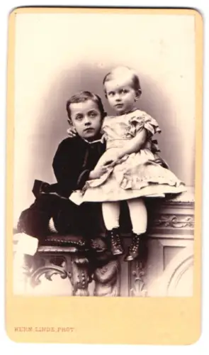 Fotografie Herm. Linde, Lübeck, Johannisstrasse 31, Kinder auf kunstvoller Bank