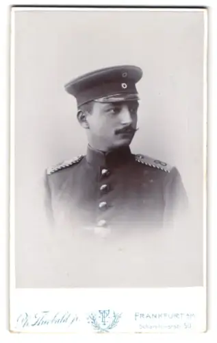 Fotografie Ph. Theobald jr., Frankfurt a. M., Scharnhorststr. 50, Einjährig-Freiwilliger vom Regiment Nr. 8 in Uniform